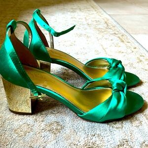 Brand new Lilly Pulitzer emerald green satin sandal with gold block heel, size 7